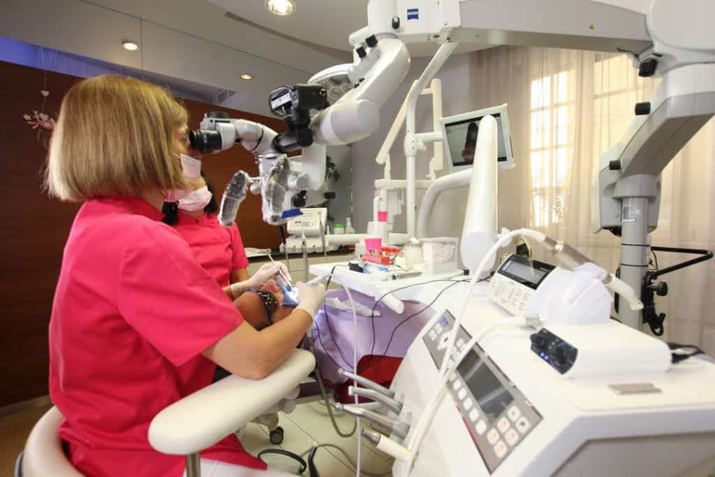 Mikroszkópos gyökérkezelés Móricz Dental